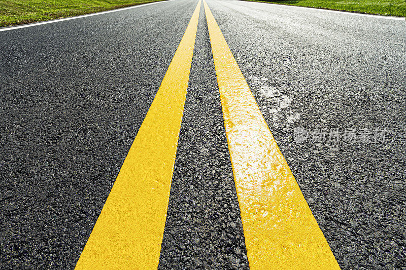 低角度的观点，一个新铺设的道路上新画的双黄线