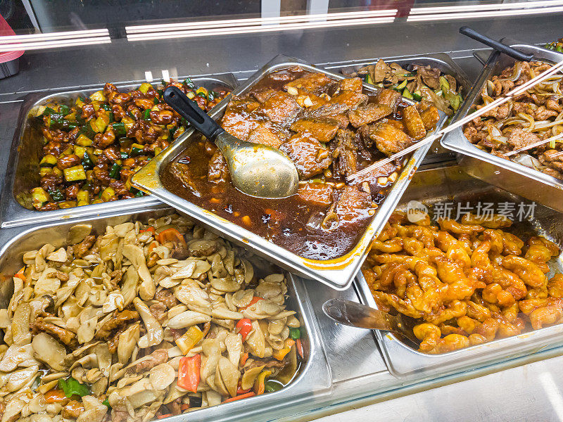 中餐厅提供各种自助食物