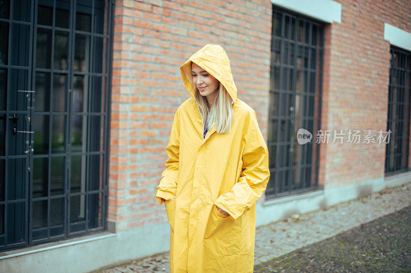 她总是穿着一件黄色的雨衣