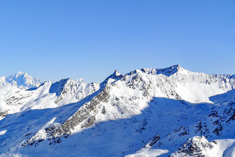 法国阿尔卑斯山的冬季全景在雪山高处