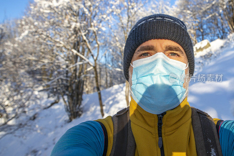 一名徒步旅行者戴着防护口罩自拍