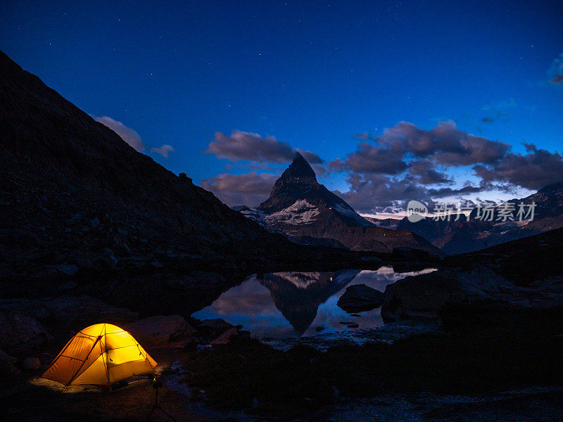 马特洪峰附近山顶的帐篷，夜景拍摄