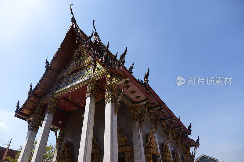 曼谷蓝色天空上的因陀罗寺