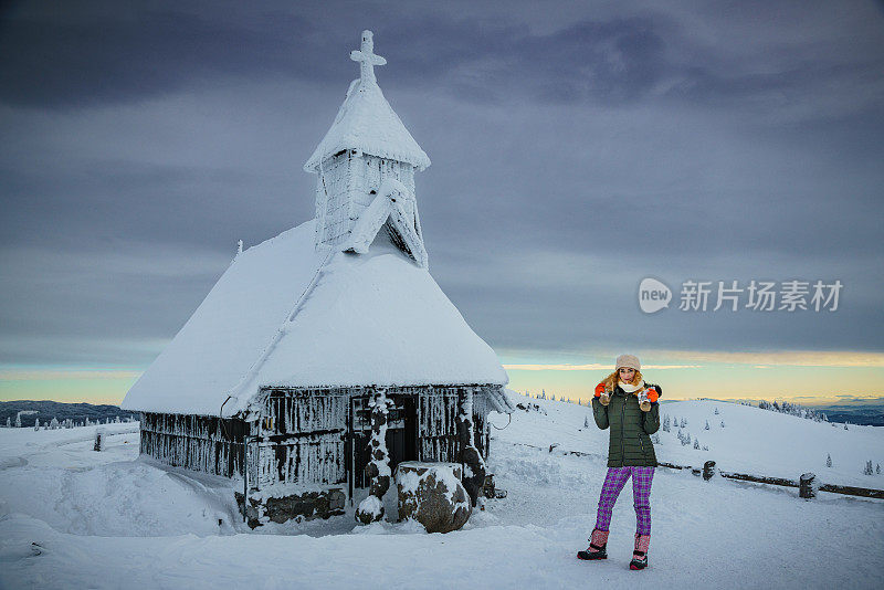 快乐的女人在冬天的雪山