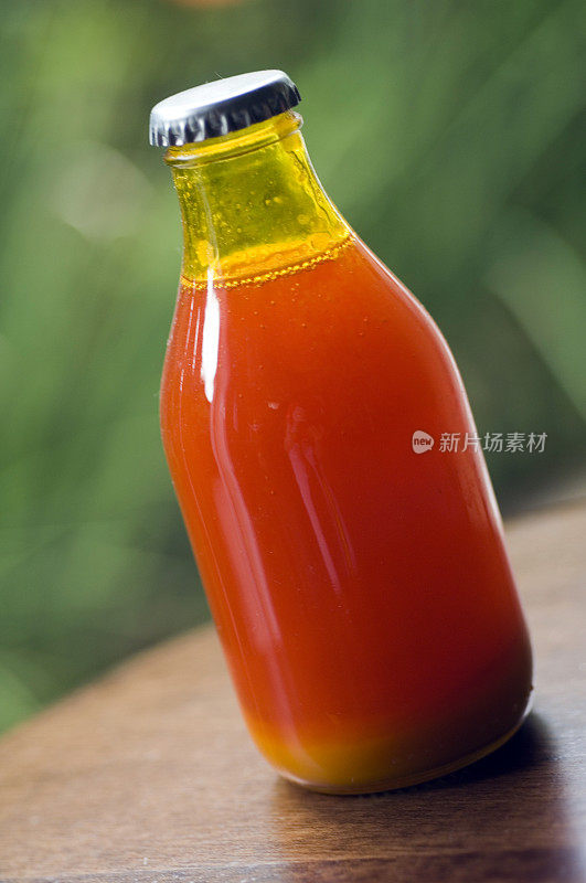 丹地棕榈油瓶。