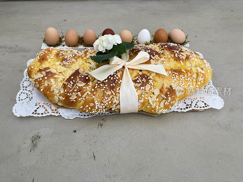 香甜的编织复活节面包和鸡蛋