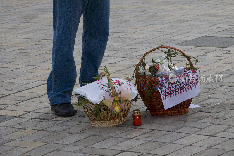献祭用的装满复活节食品的篮子