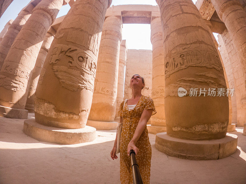 一名女子在埃及旅行，在卡纳克神庙里自拍