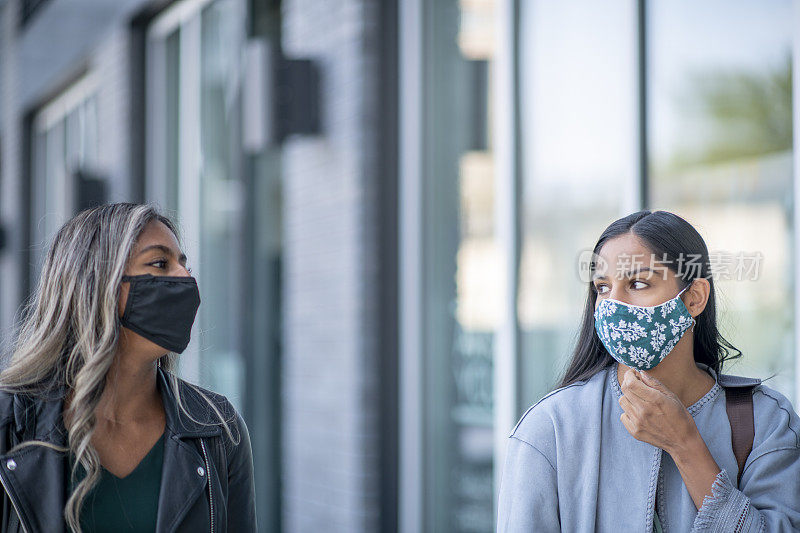 在户外戴口罩的年轻成年女性