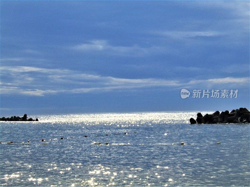 日本。8月。炎炎夏日的海景。