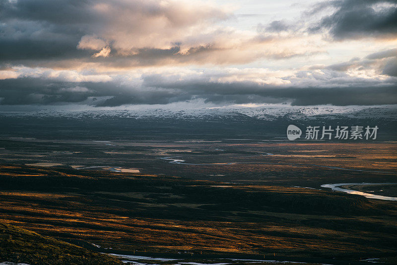 在冰岛的夜晚，在午夜的太阳下欣赏山景和道路