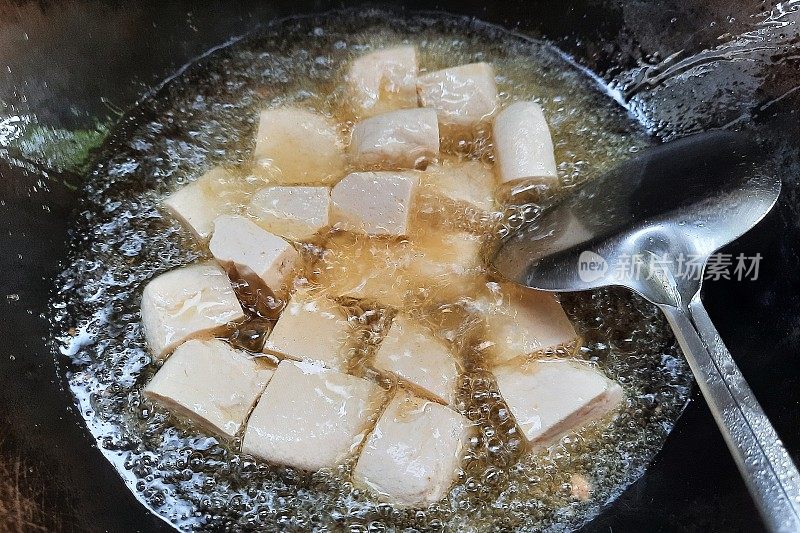 用平底锅煎豆腐。