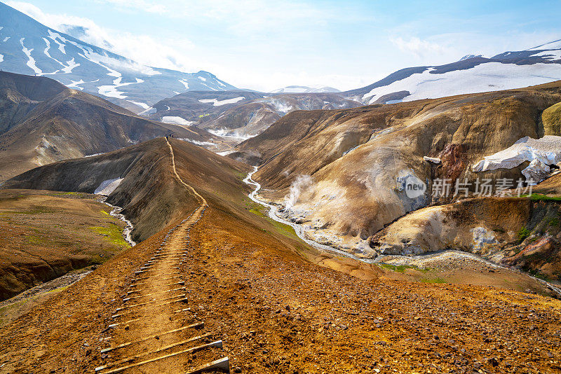 在冰岛克林加佛约尔山脉的Hveradalir地热地区的路径上。