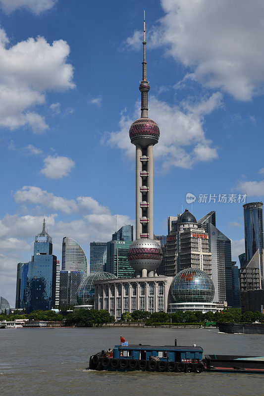 中国上海黄浦江畔的东方明珠塔和陆家嘴摩天大楼