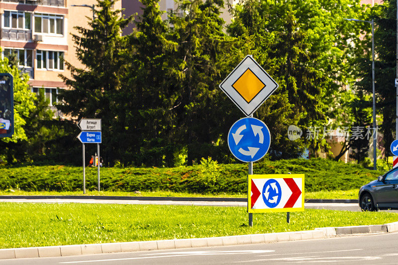 环形交叉口有多个路标-优先路标和环形交叉口标志