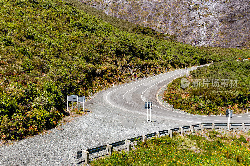 新西兰南部米尔福德海湾荷马隧道附近的s形高速公路