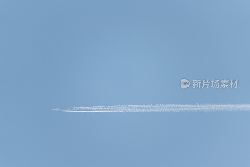 高空飞行的飞机