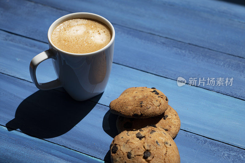 一杯咖啡和饼干