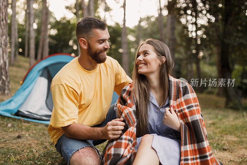 体贴体贴的男人给女人盖上温暖的毯子