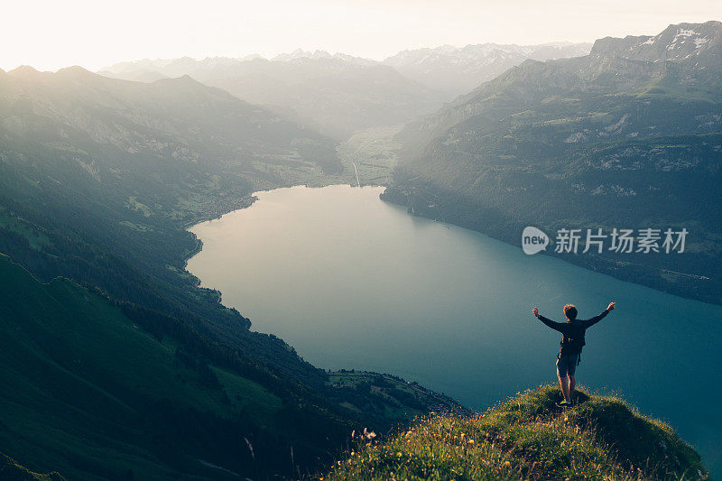 日出时，徒步旅行者在山上的观景点放松