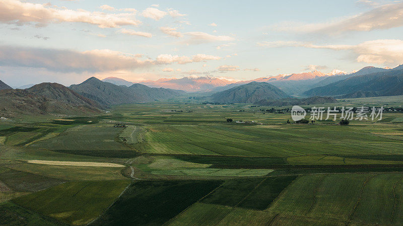 在中亚山区的游牧土地上，风景优美的夏日日落