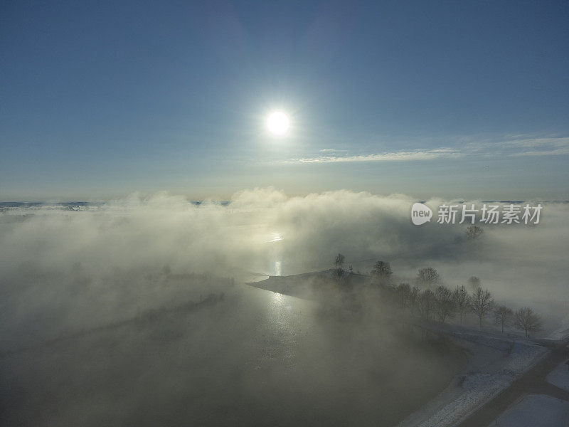 在坎彭附近的白雪皑皑的冬季风景中，雾蒙蒙的艾塞尔河