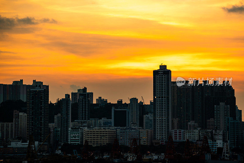 香港霓虹日落的标志性海港摩天大楼