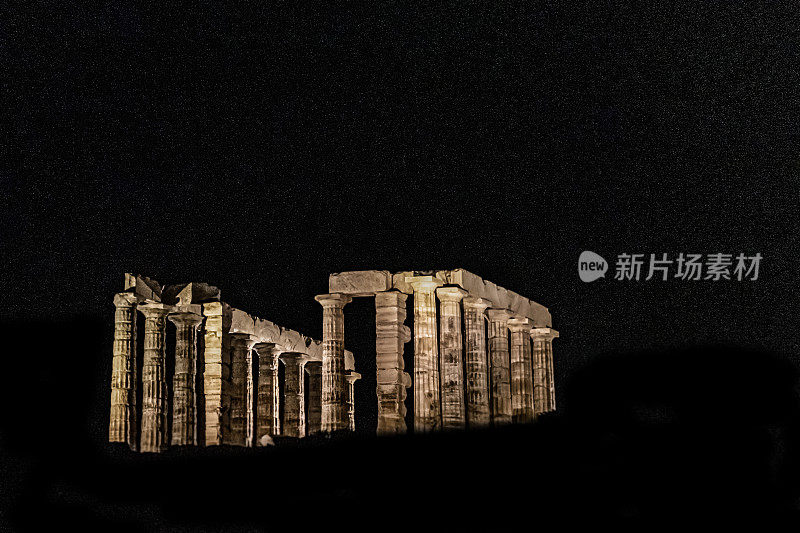 夜间，希腊雅典苏尼昂考古遗址的水平镜头