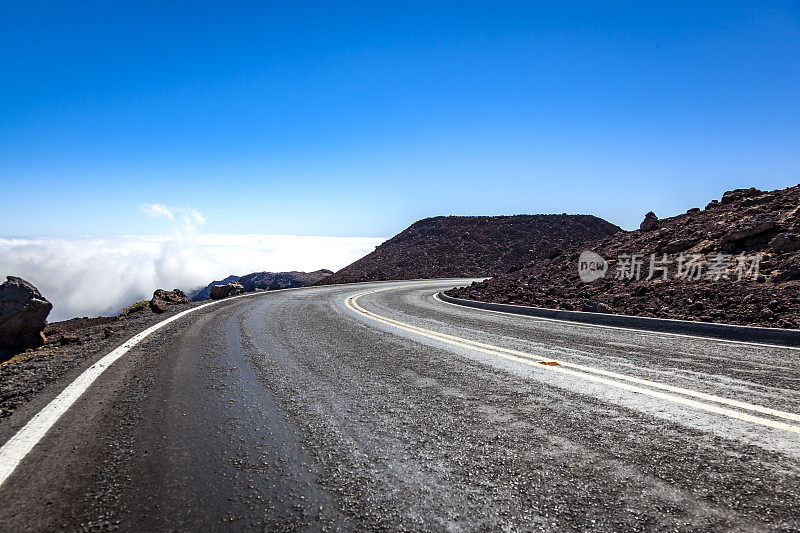 云上弯曲的道路，夏威夷群岛