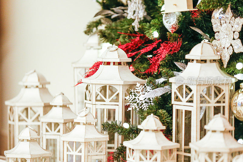 在圣诞树下用蜡烛灯架装饰