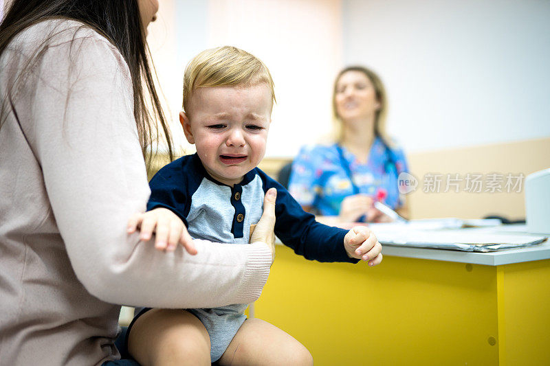 婴儿在医生家哭