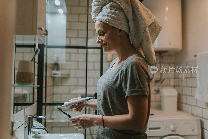 女人在浴室刷牙