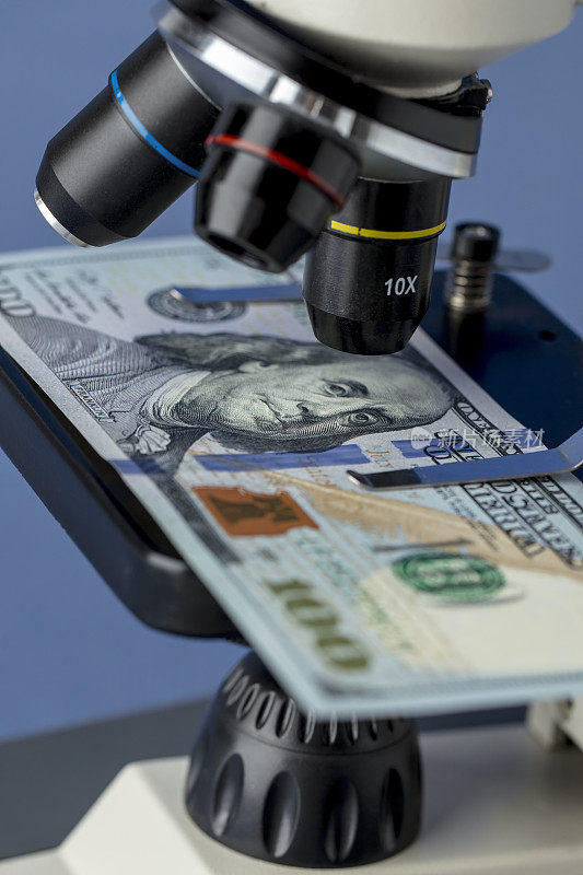 显微镜下的100美元钞票