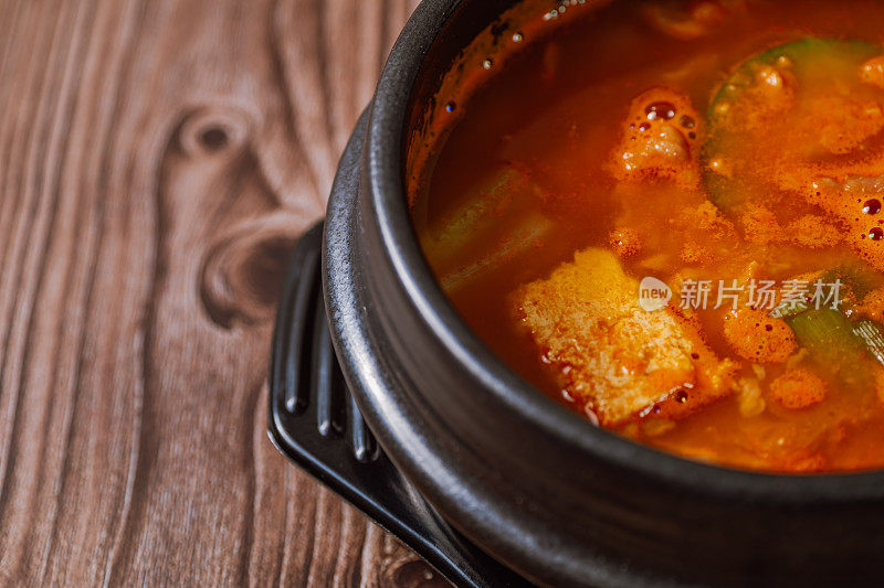 韩国风格的浓酱炖菜:用一种叫“浓酱”(类似于日本纳豆)的浓酱和豆腐脑(豆腐)、全发酵泡菜和猪肉一起炖制而成。这种浆糊更稠，味道更浓