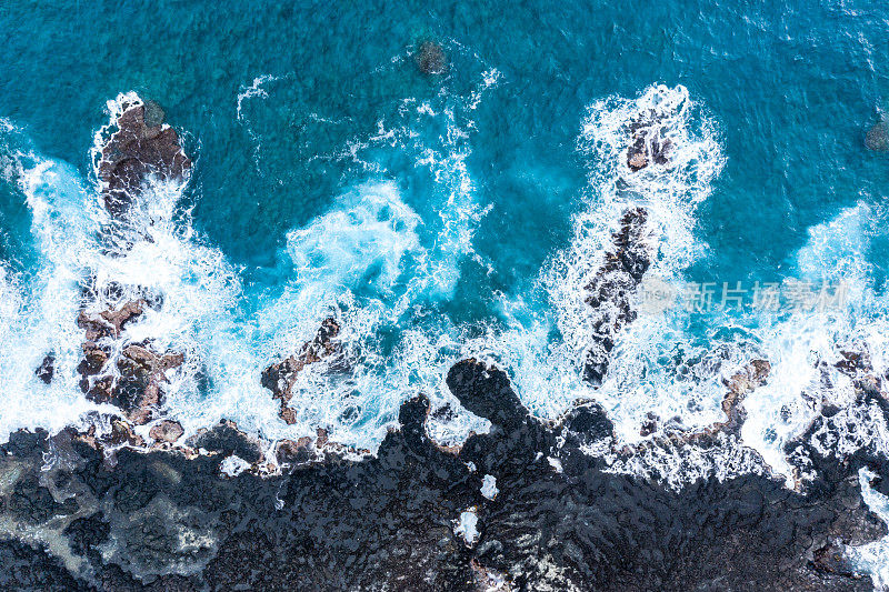 鸟瞰美丽的蓝色海水在夏威夷