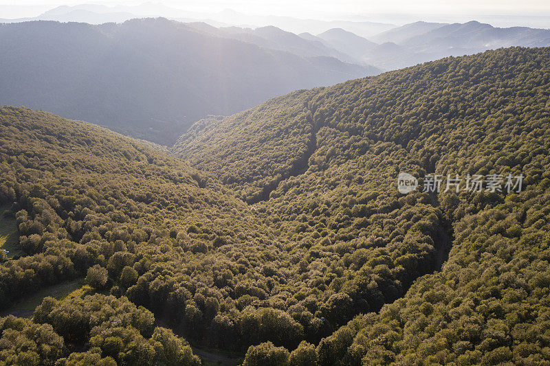 鸟瞰土耳其萨姆松市的山脉