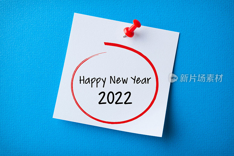 白色便利贴与新年快乐2020和红色图钉在蓝色背景