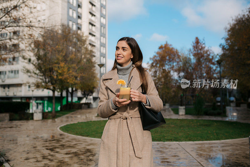 吸引人的年轻白人妇女享受自己在城市