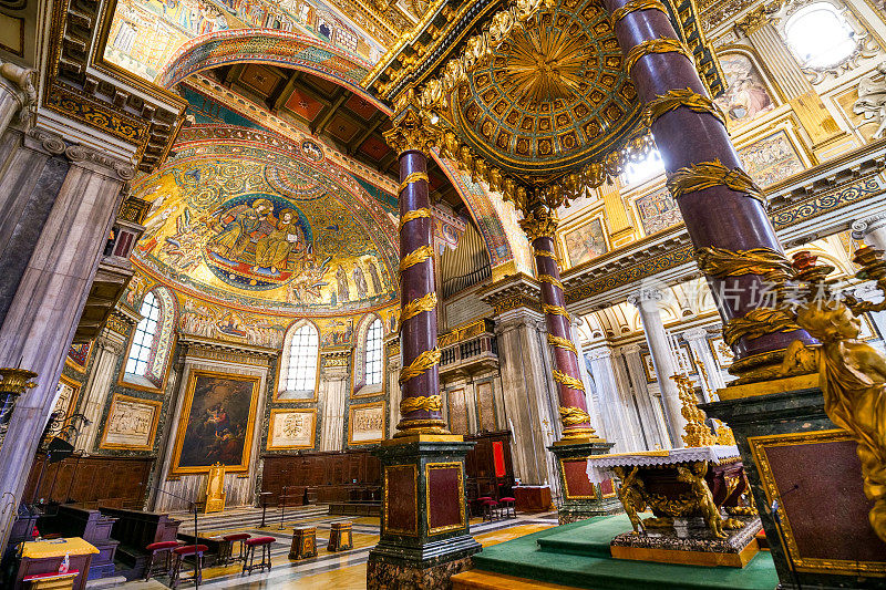 罗马圣玛丽亚教堂内宏伟的祭坛和后殿