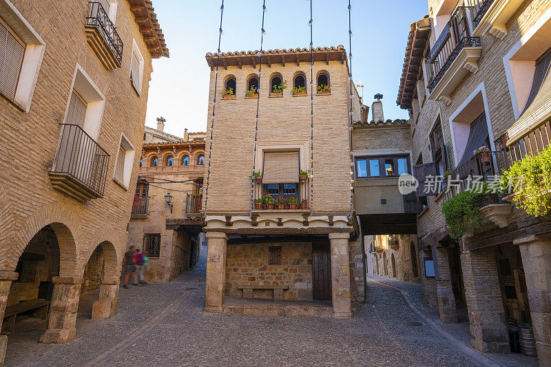 Alquezar位于韦斯卡阿拉贡的巴巴斯特罗的索蒙塔诺，是西班牙最美丽的村庄之一。