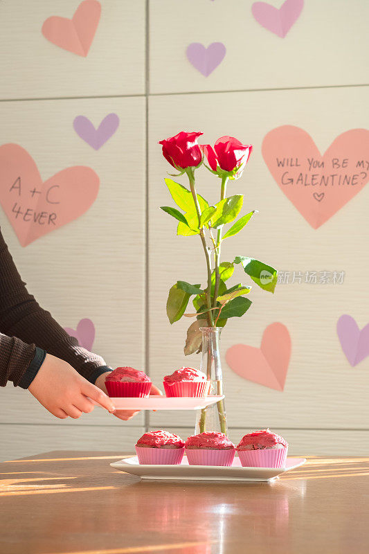 女人庆祝情人节，素食树莓纸杯蛋糕，心和玫瑰