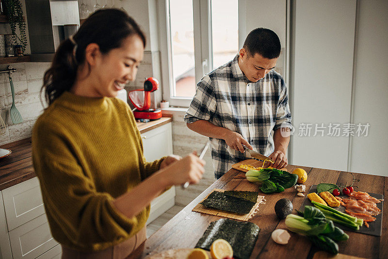 夫妇在家里准备寿司