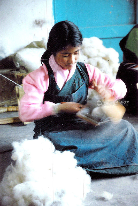90年代拉萨手工地毯。第一步:让羊毛变得蓬松