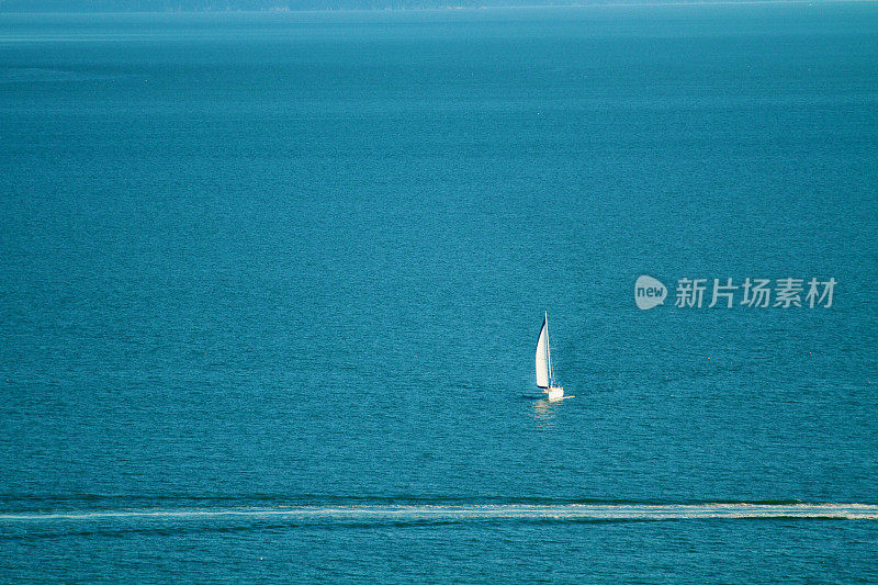 帆船与海洋背景