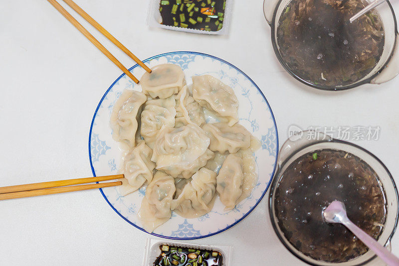 新鲜出炉的饺子，两人午餐