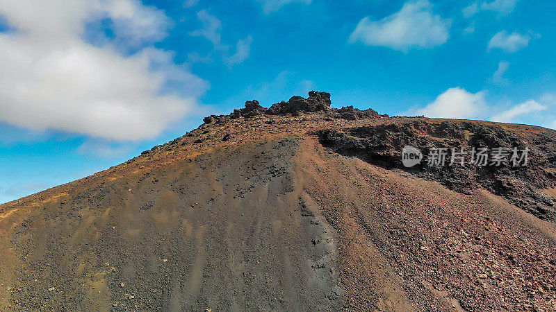 萨克斯霍尔火山口是冰岛著名的火山。在夏季从无人机鸟瞰图。