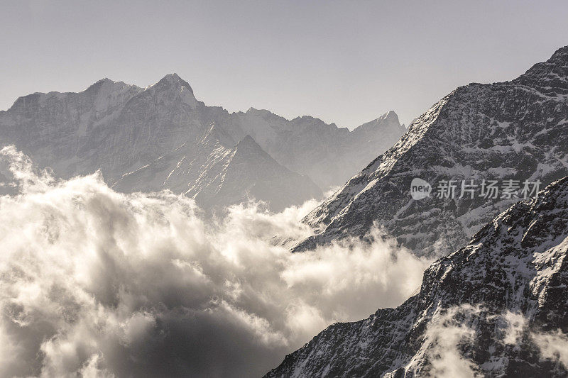 从空中俯瞰春天的喜马拉雅山