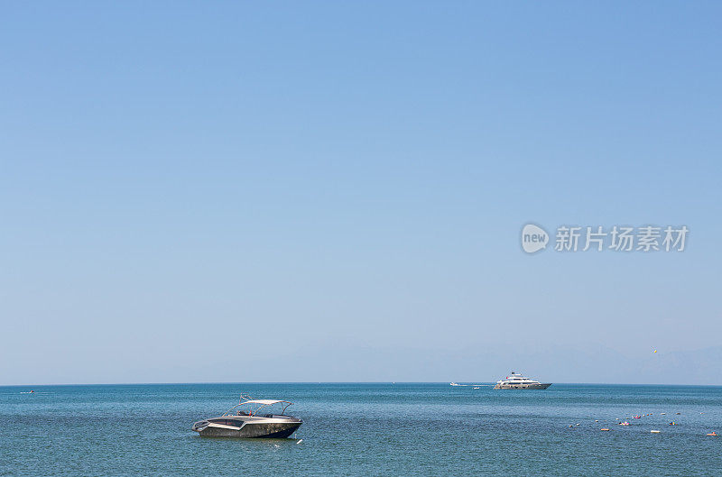 乘坐摩托艇观赏地中海海景。火鸡