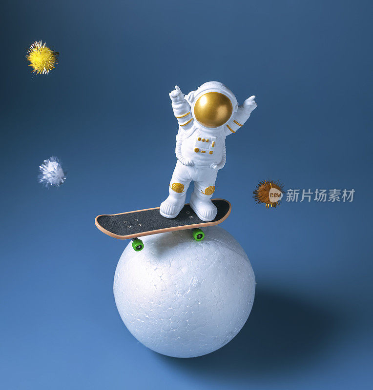 滑板上的微型宇航员雕像，国际人类太空飞行日概念