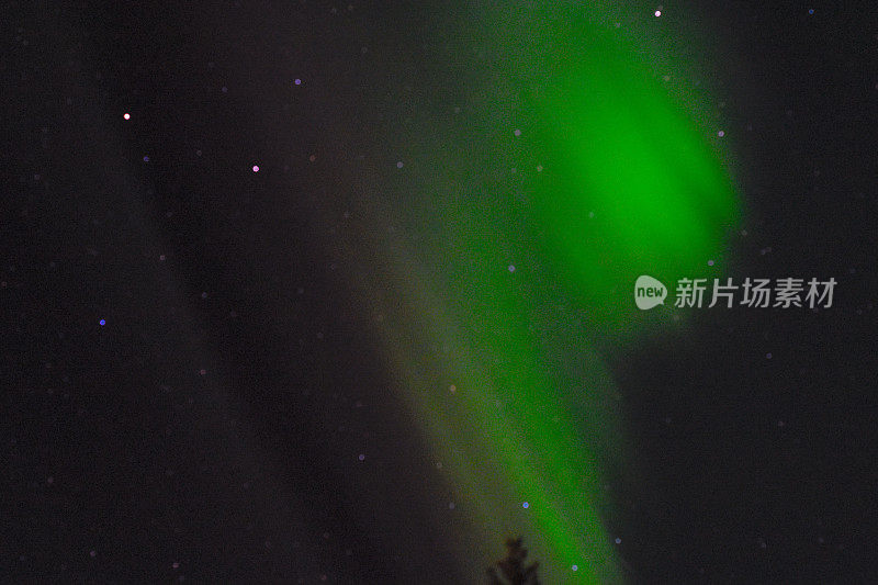 夜空中的星星与极光